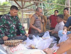 Disperindagkop UKM Kabupaten Kampar Gandeng Anggota Satgas TMMD Gelar Operasi Pasar di Desa Tanjung Belit selatan