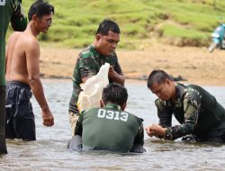 Tradisi Buka Sungai Larangan:Tim Satgas TMMD Ikut Ramaikan Tangkap Ikan Sungai Larangan