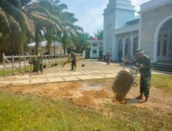 Tim Satgas TMMD Goro Bersihkan Lingkungan Mesjid Jami Ujung Bukit Desa Tanjung Belit Selatan