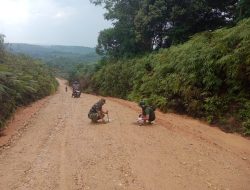 Anggota Satgas TMMD Bersama Petugas PUPR Lakukan Uji Standarisasi Ketebalan Jalan