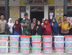 Bakti Sosial : Tim Satgas TMMD Bagikan Sembako dan Peralatan Olahraga Kepada Warga