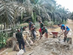 Memperkuat Infrastruktur Desa, Pemasangan Gorong-Gorong di Jalan Desa Pulo Pencong – Desa Danau Sontul Oleh Satgas TMMD Kodim 0313/Kpr