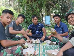 Kebersamaan dan Kekompakan Satgas TMMD Dalam Momen Makan Siang Bersama
