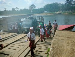 Tim Satgas TMMD Bantu Anak Sekolah Menyeberangi Sungai Wujud Kasih Sayang dan Keperdulian Untuk Anak- Anak Bangsa