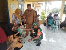 Upaya Agar Tercipta Balita Sehat, Babinsa Koramil 16/Tapung Dampingi Bidan Desa Laksanakan Posyandu