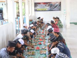 TNI Berbagi Kebahagiaan Dengan Santri di Pondok Pesantren Annajah Dalam Peringatan HUT Ke-79 TNI