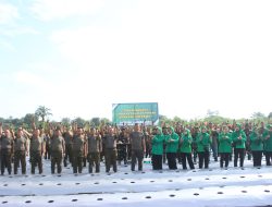 Danyonif 132/Bima Sakti Laksanakan Tanam Perdana Bibit Cabai di Lahan Ketahanan Pangan Yonif 132/BS