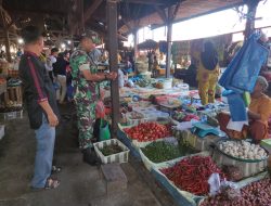Babinsa Koramil Tambusai dan Petugas Pasar Monitoring Harga Sembako