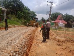 Babinsa Koramil 08/TDN Bersama Bhabinkabtibmas Monitoring Proses Perbaikan Jalan Antar Dusun Didesa Sei.Kuning