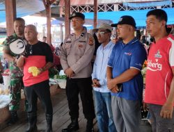 Kompak, Babinsa dan Bhabinkamtibmas Komsos Bersama Dengan Warga Binaan di Pasar