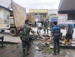 Upaya Menjaga Kebersihan Lingkungan dan Cegah Banjir, Anggota Koramil 16/Tapung Bersama Warga Bersihkan Sungai Kanomora