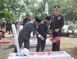 Menghormati Jasa Pahlawan,Kasdim 0313/KPR Pimpin Ziarah dan Tabur Bunga di Taman Makam Pahlawan Kusuma Eka Bhakti Bangkinang
