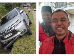 Diduga Mengantuk, Mobil Camat Bandar Petalangan Ringsek Menghantam Dinding Drainase Jalintim