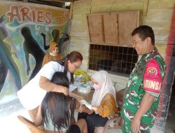 Dukung Program Kesehatan, Babinsa Dampingi Petugas Puskesmas Cek Kesehatan Warga
