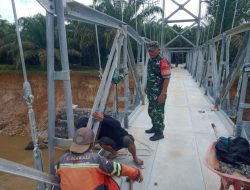 Babinsa Komsos dan Pantau Pembangunan Jembatan Gantung Agar Sesuai Dengan Harapan Masyarakat