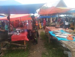 Babinsa Koramil 12/XIII Koto Kampar Cek Harga Sembako di Pasar Tradisional