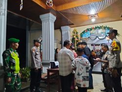 Berikan Rasa Aman, Babinsa Koramil 01/Bkn Serka B Waruwu Ikut Pengamanan Ibadah Malam Natal di Gereja Desa’ Binaan