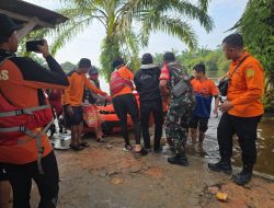 Hari Ke-3 Pencarian, Babinsa Koramil 16/Tapung Bersama Tim Berhasil Mendapatkan Warga Yang Hanyut