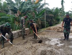 Sinergi TNI Bersama Rakyat, Babinsa Melaksanakan Karya Bhakti didesa Binaan