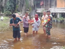 Forkopimcam Bandar Seikijang Berbagi Sembako Kepada Masyarakat Terdampak Banjir
