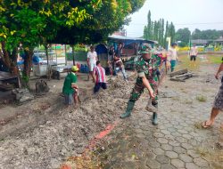Sertu Sumarsono Babinsa Koramil 01/Bkn Goro Bersama Warga di Desa Binaan