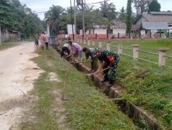 Peduli Lingkungan, Babinsa Koramil 01/Bkn Bersama Warga Melaksanakan Gotong-Royong