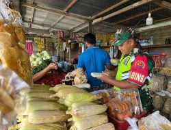 Babinsa Turun Ke Pasar Tradisional Cek Harga Sembako Yang ada di Warung Didesa Binaan