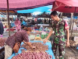 Upaya Mengantisipasi Kelangkaan Sembako Jelang Bulan Ramadhan, Babinsa Koramil 16/Tapung Blusukan ke Pasar Tradisional