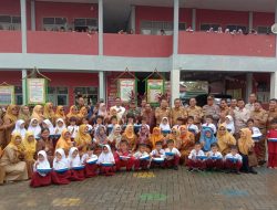 Danramil 09/Langgam Dampingi Pembagian Makan Siang Gratis di SDN 008 Pangkalan Kerinci