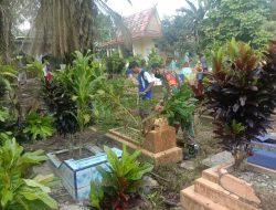 Babinsa Koramil 09/ Langgam Menjelang Ramadhan Bersama-Sama Bersihkan Makam Desa