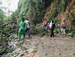 Jalan Lintas Rokan Menuju Ujung Batu Longsor, Babinsa Koramil 13/Rkn Bantu Bersihkan Jalan