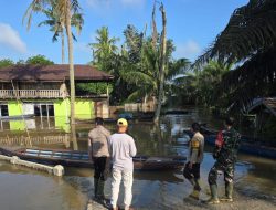 Bersama Bhabinkamtibmas, Babinsa Koramil 16/Tapung Tinjau Perumahan Yang Tergenang Banjir