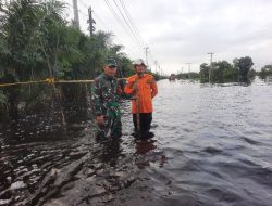 Banjir KM 83 Mengalami Kenaikan, Babinsa Terus Bersiaga