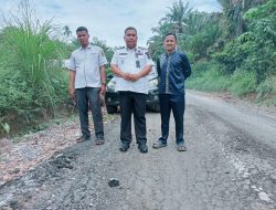 Camat Turun Kelokasi Pengaspalan Jalan Yang Baru Selesai Dikerjakan Sudah Banyak Kerusakan