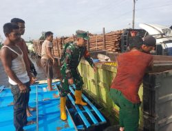 Babinsa Pelda Riswanto Bantu Evakuasi Muatan Truk yang Terguling di Lokasi Banjir