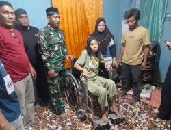Babinsa Bersama Kepling Berikan Bantuan Kursi Roda Untuk Anak Yatim