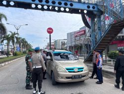 Dukung Terciptanya Situasi Aman dan Nyaman, Babinsa Koramil 09/Langgam Bersama Polres Pelalawan Jaga Pos Pelayanan Idul Fitri 1446 H