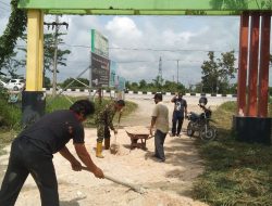 Babinsa Koramil 07/Kampar Bersama Warga Gotong- Royong Timbun Jalan Rusak