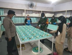 Dukung Kegiatan MBG, Babinsa Koramil 16/Tapung Bersama Bhabinkamtibmas Awasi Pelaksanaan MBG