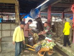 Peduli Kebersihan, Babinsa Koramil 07/Kampar Bersama Masyarakat Lakukan Pembersihan Pasar