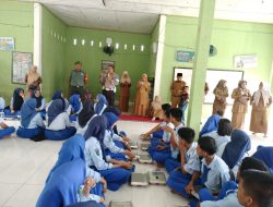 Babinsa Koramil 12/XIII Koto Kampar Dampingi Kegiatan Dukungan Makanan Sehat Bergizi oleh SPPG di Koto Kampar Hulu