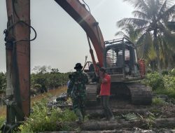 Babinsa Koramil 03/Bunut Laksanakan Giat Oplah di Kulala Kampar Dukung Program Han Pangan