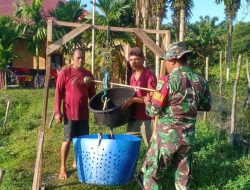 Babinsa Koramil 13/Rokan IV Koto Dampingi Peternak Ikan Lele di Desa Benkolan Salak