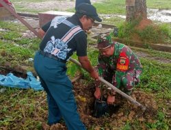 Jaga Keindahan Alam, Babinsa Koramil 06 Siak Hulu Ajak Warga Tanam Pohon