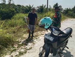 Patroli Cegah Karhutla, Serka Ayu Wisafrizal dan Serda Jemmi Ajak Warga Tambang Tingkatkan Kewaspadaan