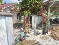 Babinsa Koramil 07/Kampar Sertu Mulawarman Goro Dengan Warga Bangun Gapura