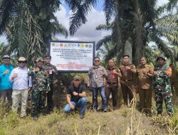 Babinsa Koramil 03/Bunut Kodim 0313/KPR Dampingi Satgas Garuda Pasang Plang di Kawasan Hutan Industri Pelalawan