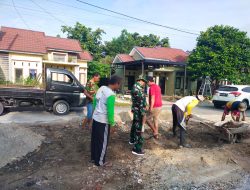 Babinsa Koramil 07/Kampar Kodim 0313/KPR Serda Karnovan Dianto Gotong Royong Bantu Warga Cor Jalan