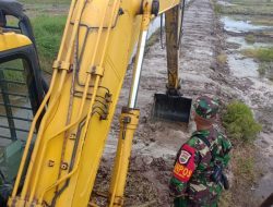Danpos Kecamatan Pelalawan Dampingi Rehabilitasi Parit Saluran Sekunder dan Pembersihan Badan Jalan