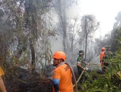 Personil Gabungan dan Babinsa Koramil 01/Bkn Padamkan Kebakaran Lahan Milik Warga di Desa Binaan